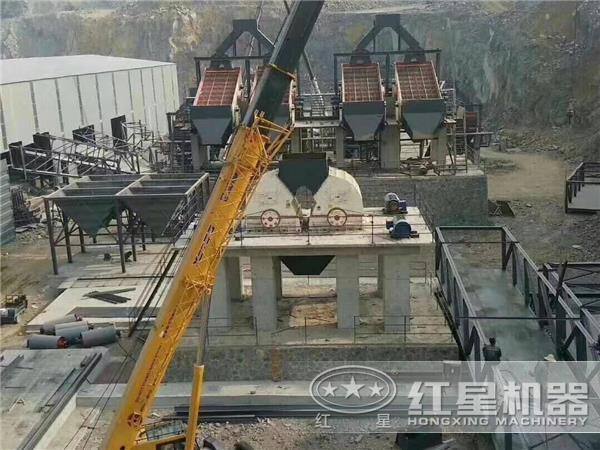 800t/h山石子碎石機(jī)現(xiàn)場(chǎng)作業(yè)圖 800t/h山石子碎石機(jī)現(xiàn)場(chǎng)作業(yè)圖