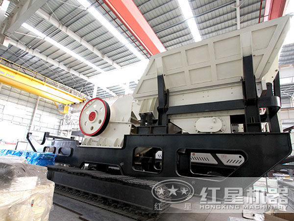 開進場的石子流動破碎車 開進場的石子流動破碎車