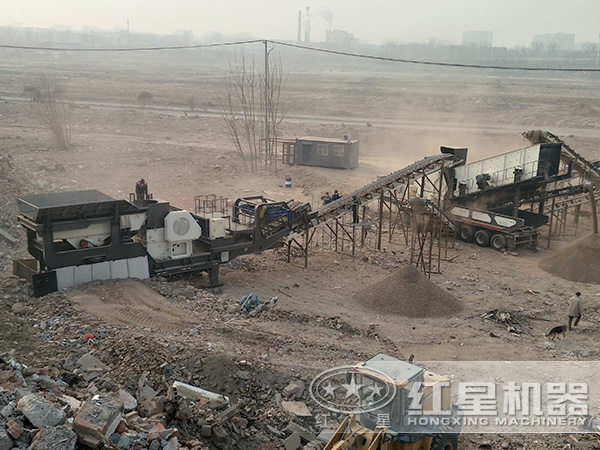 開進場的石子流動破碎車現場 開進場的石子流動破碎車現場