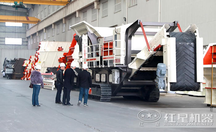 客戶參觀移動破碎機產(chǎn)品圖 客戶參觀移動破碎機產(chǎn)品圖