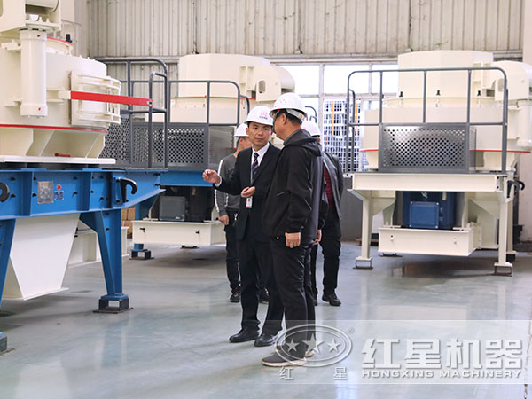 工作人員講解如何選型 工作人員講解如何選型