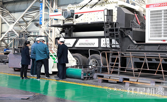 客戶參觀輪胎車載式碎石設備