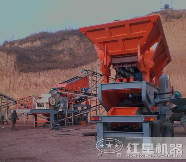 新型移動(dòng)破碎站工作現(xiàn)場(chǎng)