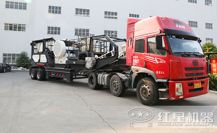 礦石移動(dòng)設(shè)備發(fā)貨現(xiàn)場(chǎng)