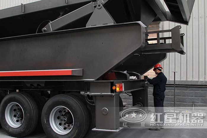 半掛車式砂石機_半掛車沙石料破碎機裝置輪胎作業中