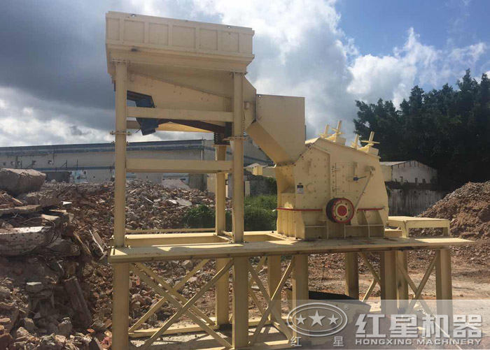 反擊破碎機破碎建筑廢渣現場