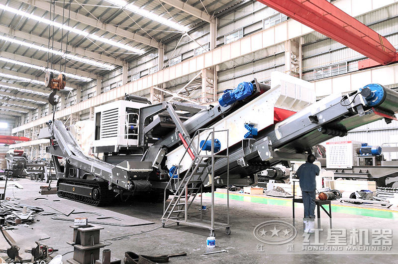 紅星履帶式液壓巖石破碎機車間組裝中 紅星履帶式液壓巖石破碎機車間組裝中