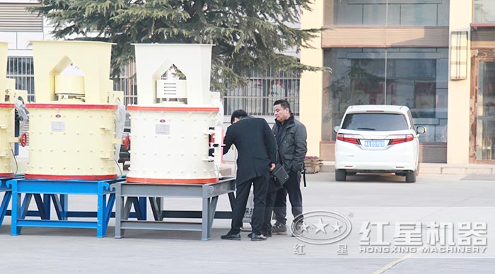 小型復(fù)合式咬石機用戶到廠參觀