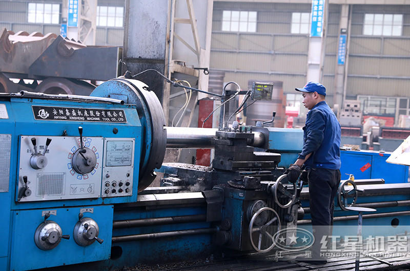 紅星生產(chǎn)工人車(chē)間作業(yè) 紅星生產(chǎn)工人車(chē)間作業(yè)