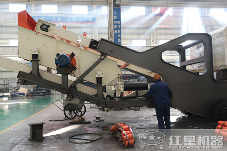 履帶移動破碎篩分一體機安裝振動篩