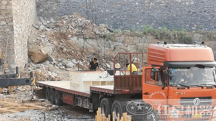 破碎機運到現(xiàn)場準(zhǔn)備安裝