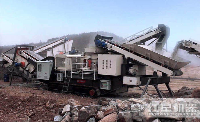 履帶移動(dòng)破碎站搭載圓錐破碎機(jī)