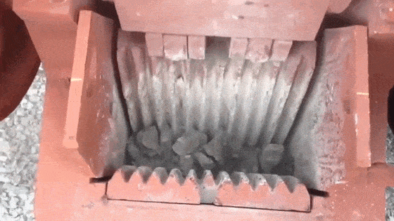 鄂式破碎機(jī)模擬破碎物料示意圖 鄂式破碎機(jī)模擬破碎物料示意圖