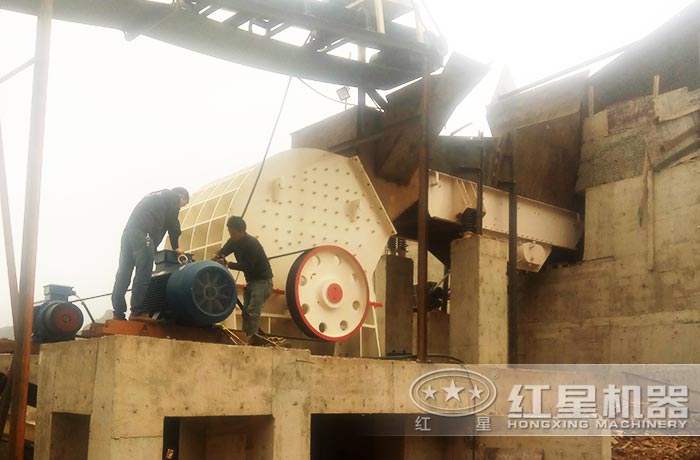 重錘式破碎機(jī)安裝現(xiàn)場 重錘式破碎機(jī)安裝現(xiàn)場