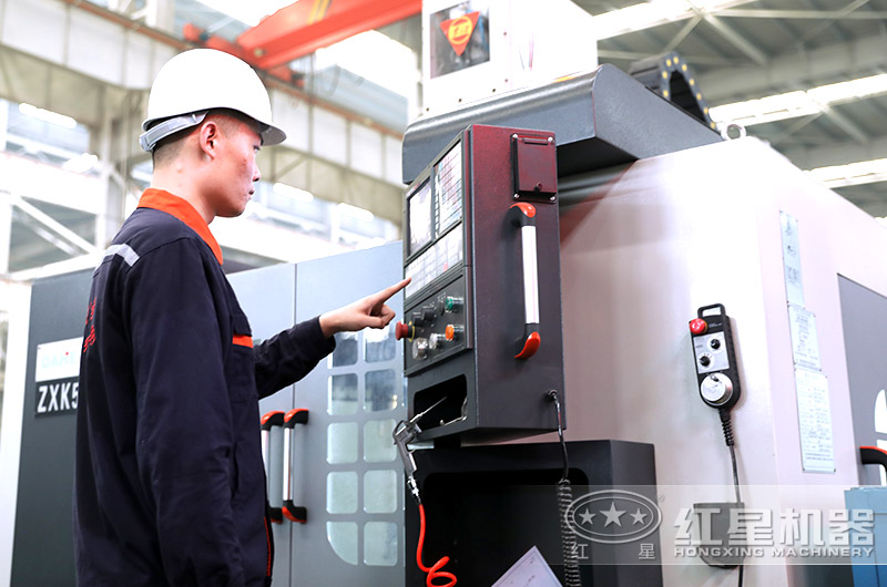 紅星技術(shù)工人作業(yè)