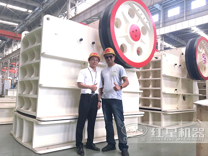 用戶參觀紅星大型顎式破碎機(jī) 用戶參觀紅星大型顎式破碎機(jī)