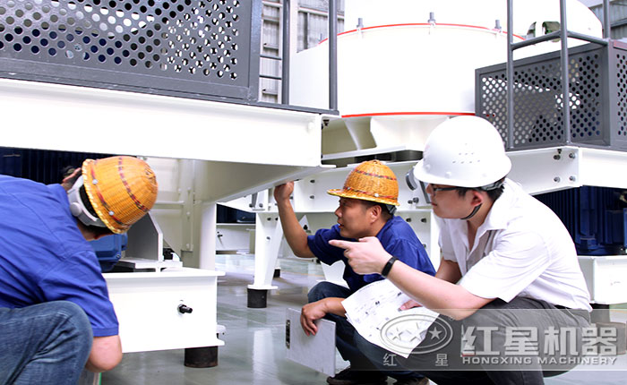 工人對制砂機進行檢查