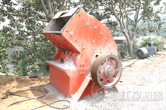 小型錘式破碎生產(chǎn)線現(xiàn)場(chǎng) 小型錘式破碎生產(chǎn)線現(xiàn)場(chǎng)