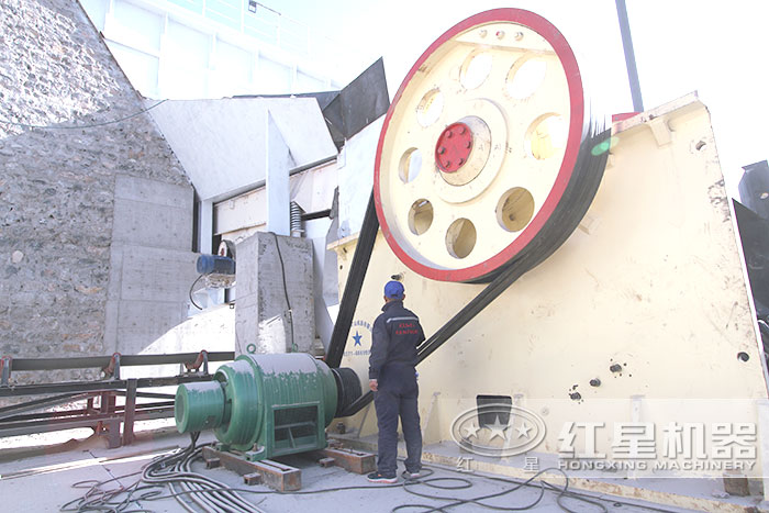 傳統(tǒng)顎式破碎機(jī) 傳統(tǒng)顎式破碎機(jī)