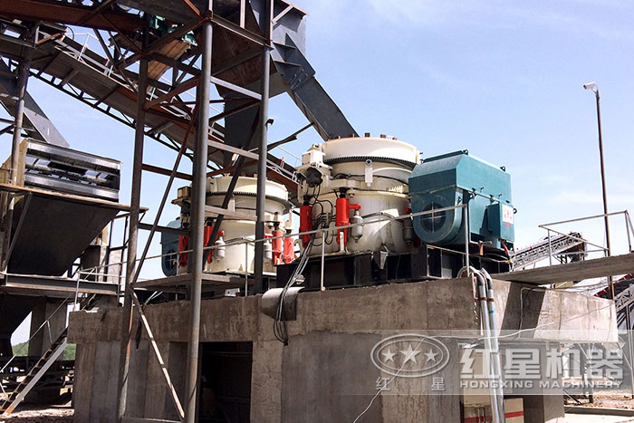 圓錐破碎機安裝作業現場 圓錐破碎機安裝作業現場