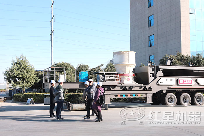 用戶參觀輪胎移動(dòng)破碎機(jī) 用戶參觀輪胎移動(dòng)破碎機(jī)