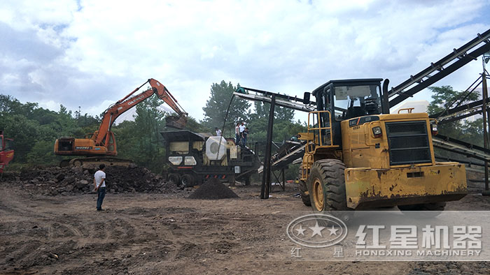 移動碎煤機(jī)搭載顎式破碎機(jī)生產(chǎn)作業(yè)現(xiàn)場 移動碎煤機(jī)搭載顎式破碎機(jī)生產(chǎn)作業(yè)現(xiàn)場