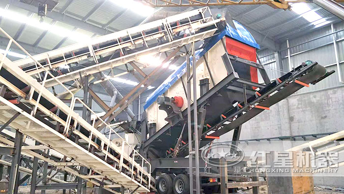 大型沙石粉碎機移動制沙作業現場