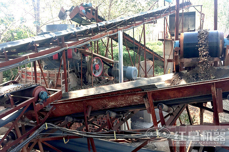 運行中的大型圓錐破碎機現場 運行中的大型圓錐破碎機現場