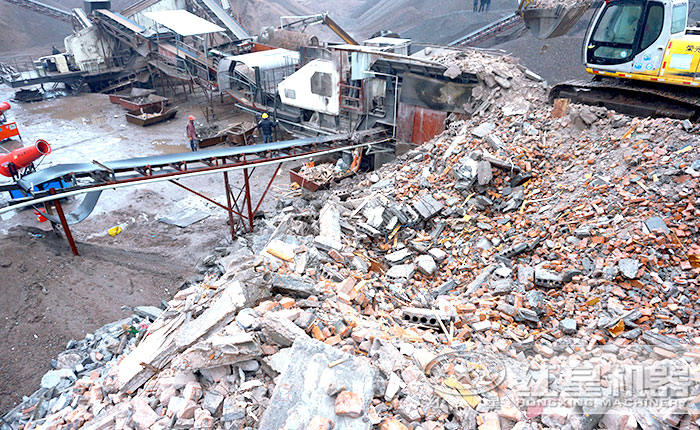 車載移動粉碎機處理建筑渣土施工作業現場