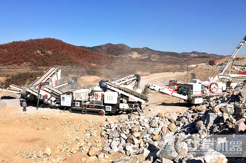 搭載圓錐破碎機的履帶式可移動石子機作業現場