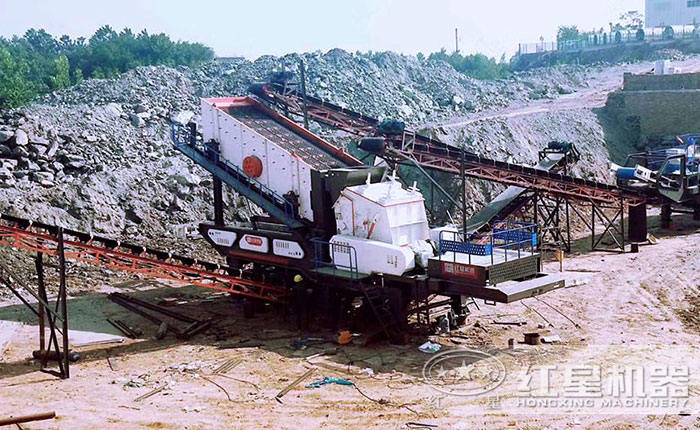 移動(dòng)式反擊式破碎機(jī)現(xiàn)場 移動(dòng)式反擊式破碎機(jī)現(xiàn)場