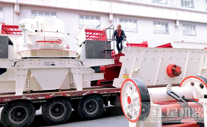 成套制砂生產設備正在裝車準備發往客戶現場 成套制砂生產設備正在裝車準備發往客戶現場