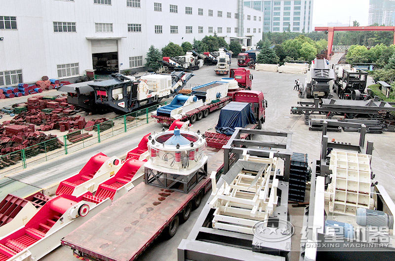 廠區(qū)正待發(fā)貨的石頭粉碎機(jī)現(xiàn)場 廠區(qū)正待發(fā)貨的石頭粉碎機(jī)現(xiàn)場