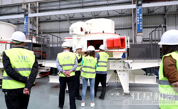 客戶參觀選購沖擊式破碎機 客戶參觀選購沖擊式破碎機