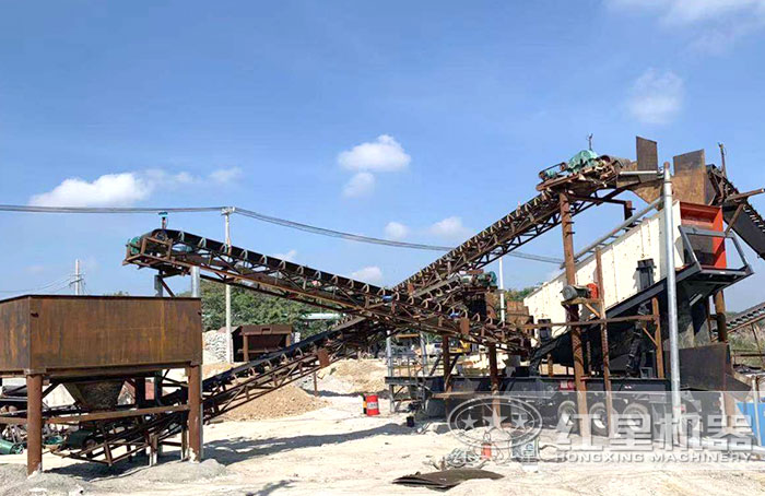 移動(dòng)石料整形機(jī)現(xiàn)場(chǎng)作業(yè) 移動(dòng)石料整形機(jī)現(xiàn)場(chǎng)作業(yè)