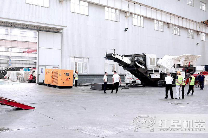 客戶參觀移動破碎機車間圖