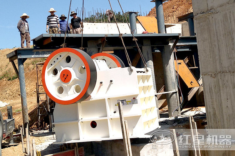 顎式破碎機現場施工中